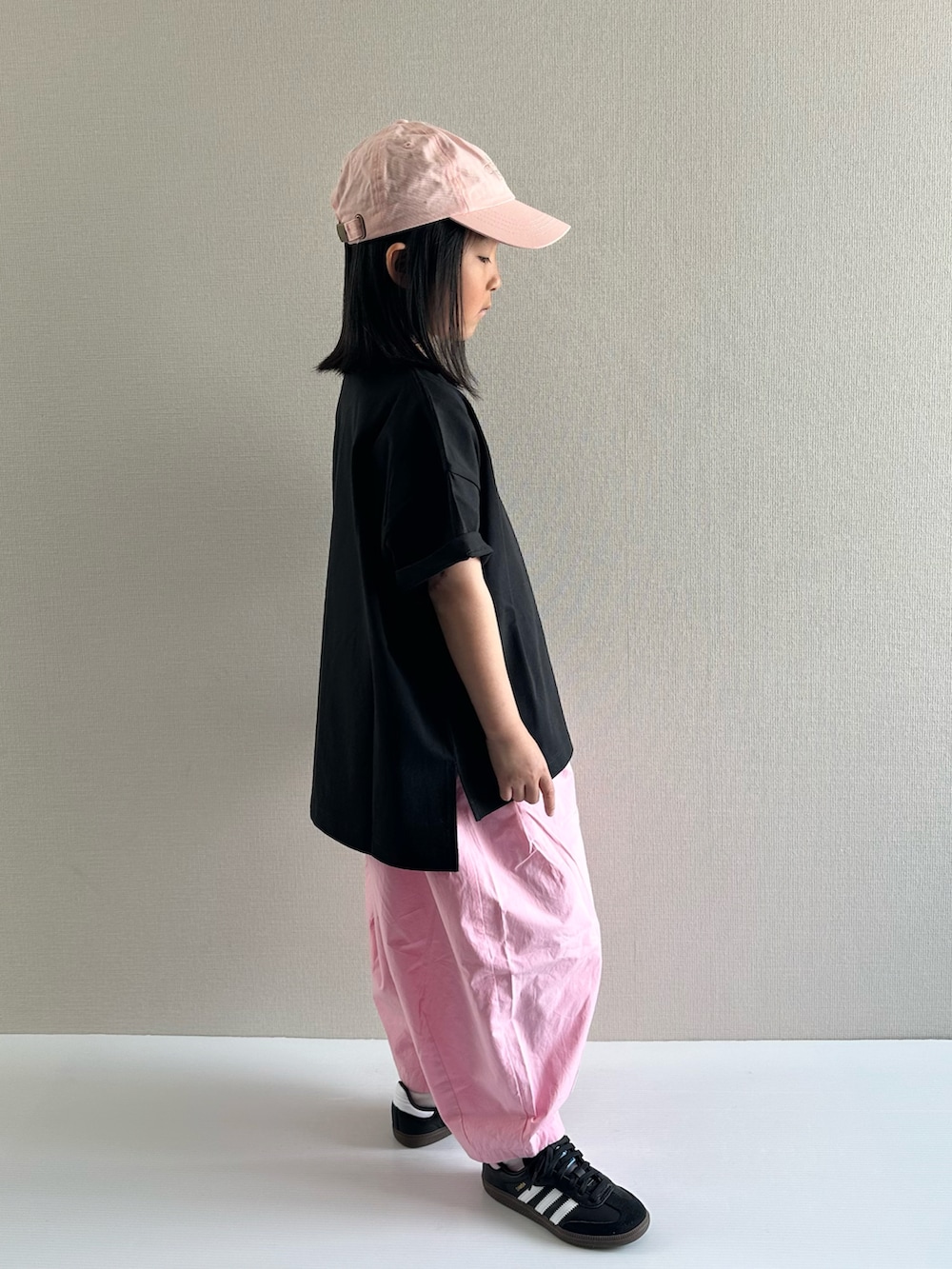 「古着MIX、休日スタイル、春コーデ、カジュアルコーデ、キャップ、Tシャツ、ワイドパンツ、スニーカー、春カラー、お出かけコーデ、スポーツミックス」｜「LOWRYS FARMのＵＳＡチュニックＴ　 290075（Tシャツ/カットソー、ブラック系）」を使った、y___aさん（キッズ・110cm）の春コーディネートの4枚目の写真