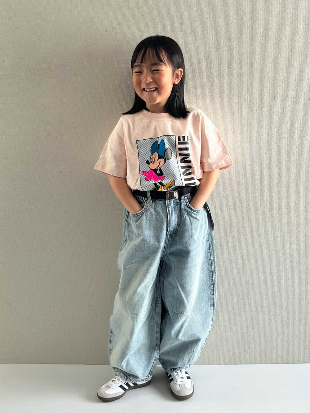 ピンク系のTシャツ/カットソー、ブルー系のデニムパンツ、ホワイト系のスニーカーを着用したキッズの春コーディネートの5枚目の写真