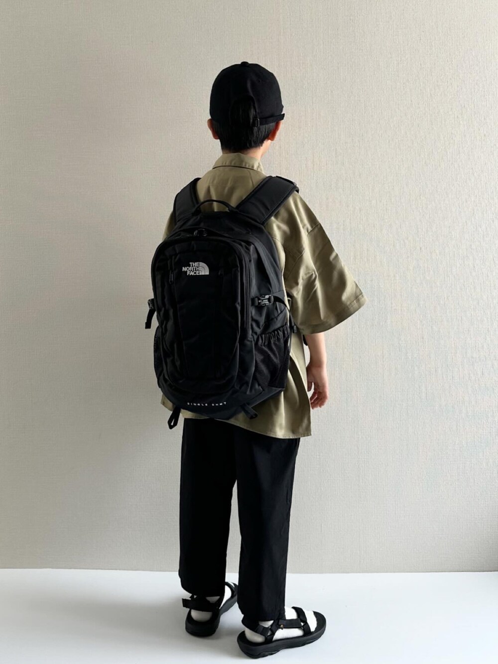 「レイヤードスタイル、お出かけコーデ、休日スタイル、カジュアルコーデ、ストリート、キャップ、シャツスタイル、リュック、スポーツサンダル、サンダル、古着MIX、プチプラ」|「LOWRYS FARMのDICKIESシャツ 994129(シャツ/ブラウス、ベージュ系)」を使った、y___aさん(キッズ・135cm)の春コーディネートの4枚目の写真