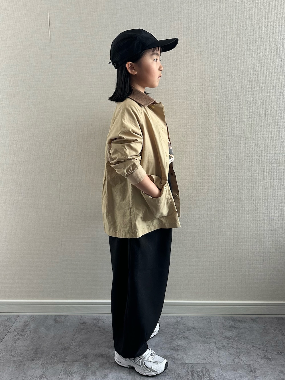 ベージュ系のTシャツ/カットソー、ベージュ系のナイロンジャケット、ブラック系のその他パンツを着用したキッズの春コーディネートの4枚目の写真