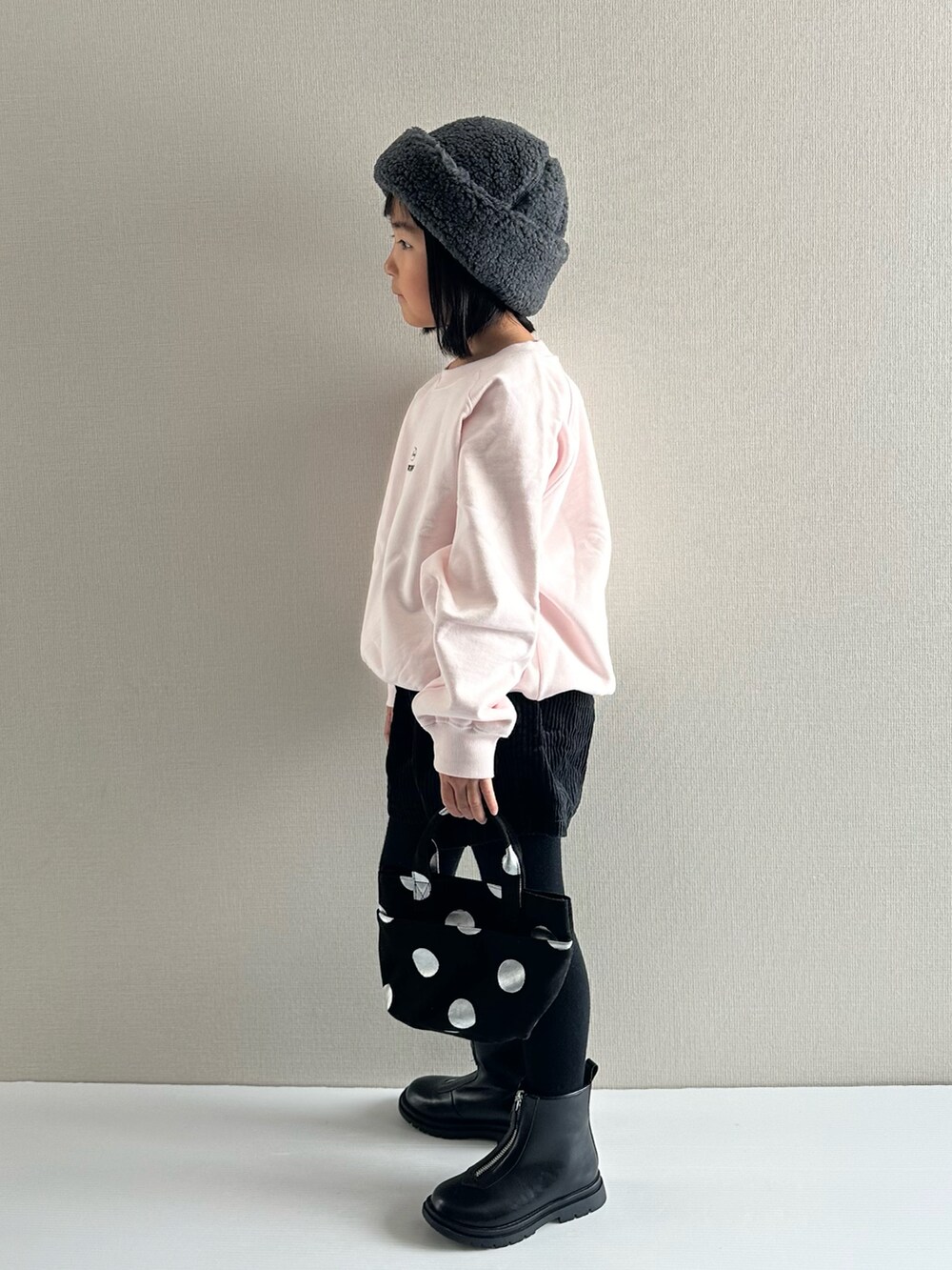 ピンク系のスウェット、ブラック系のその他パンツ、その他のショルダーバッグを着用したキッズの冬コーディネートの3枚目の写真