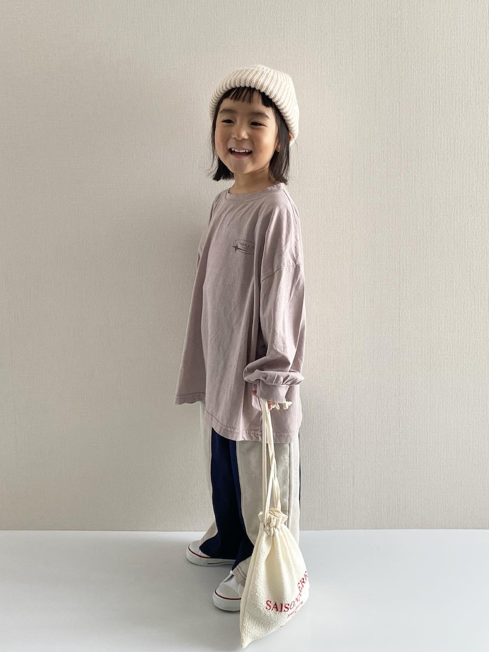 パープル系のTシャツ/カットソー、ブルー系のパンツ、ホワイト系のスニーカーを着用したキッズの冬コーディネートの3枚目の写真