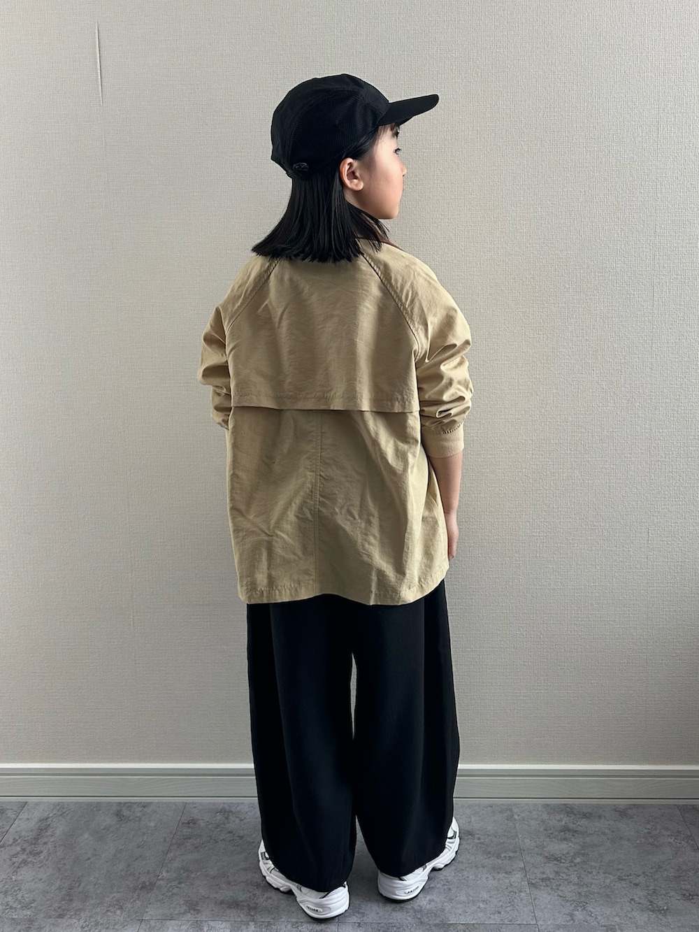 ベージュ系のTシャツ/カットソー、ベージュ系のナイロンジャケット、ブラック系のその他パンツを着用したキッズの春コーディネートの3枚目の写真
