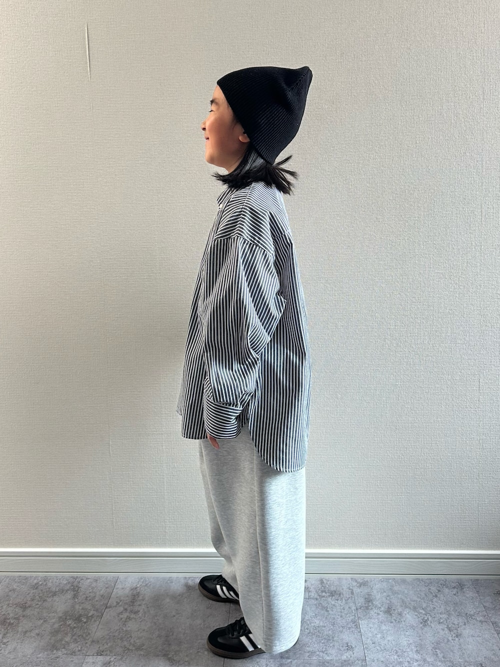 グレー系のスウェットパンツ、ブラック系のシャツ/ブラウス、ブラック系のスニーカーを着用したキッズの春コーディネートの2枚目の写真