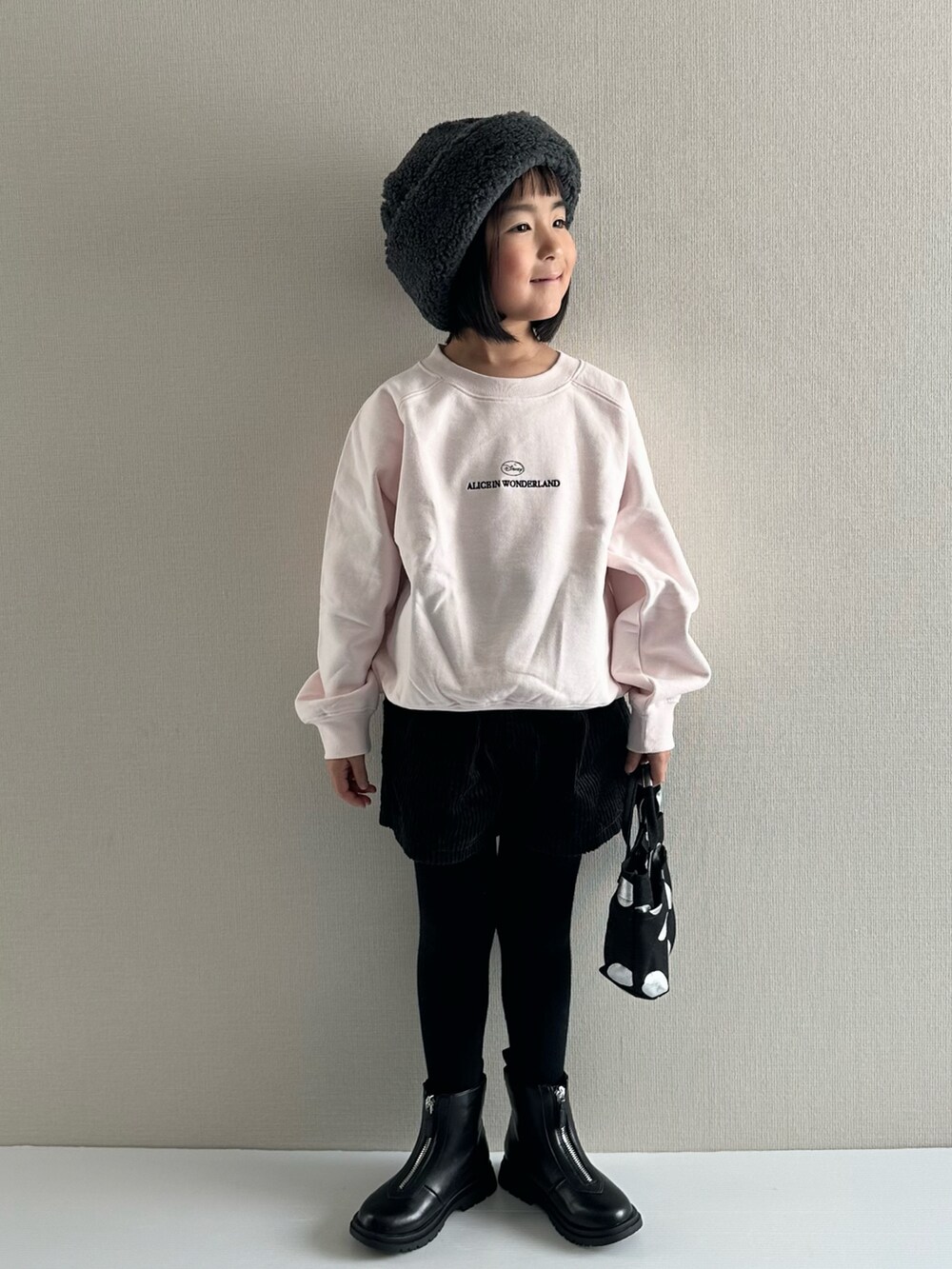 ピンク系のスウェット、ブラック系のその他パンツ、その他のショルダーバッグを着用したキッズの冬コーディネートの5枚目の写真