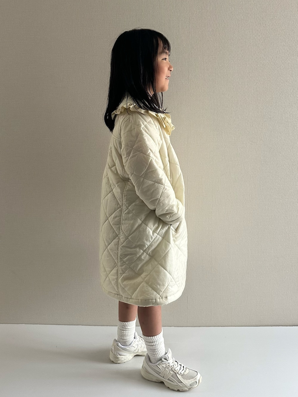 ホワイト系のダウンジャケット/コート、ブルー系のデニムスカート、ピンク系のTシャツ/カットソーを着用したキッズの秋コーディネートの4枚目の写真