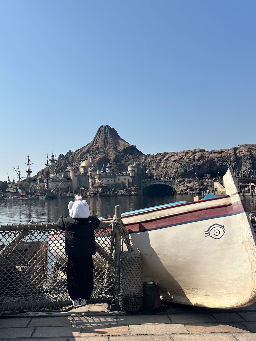 グレー系のスウェット、ブラック系のその他パンツ、ホワイト系のスニーカーを着用したキッズの冬コーディネートの3枚目の写真