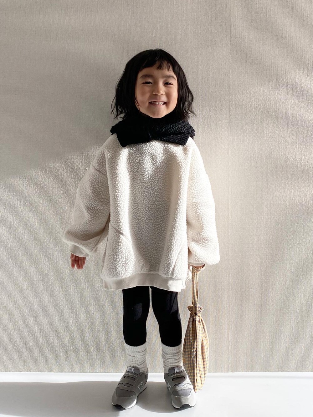 「バラクラバ、ローリーズファーム(LOWRYS FARM)、ローリーズファームキッズ、lowrysfarmkids、ボア、プルオーバー、ルーズソックス、韓国子供服、巾着バッグ、チェック、スニーカー、モノトーン、冬コーデ、カジュアルコーデ」｜「LOWRYS FARMのバラクラバ　165782（ネックウォーマー/スヌード、ブラック系）」を使った、y___aさん（キッズ・100cm）の冬コーディネートの5枚目の写真