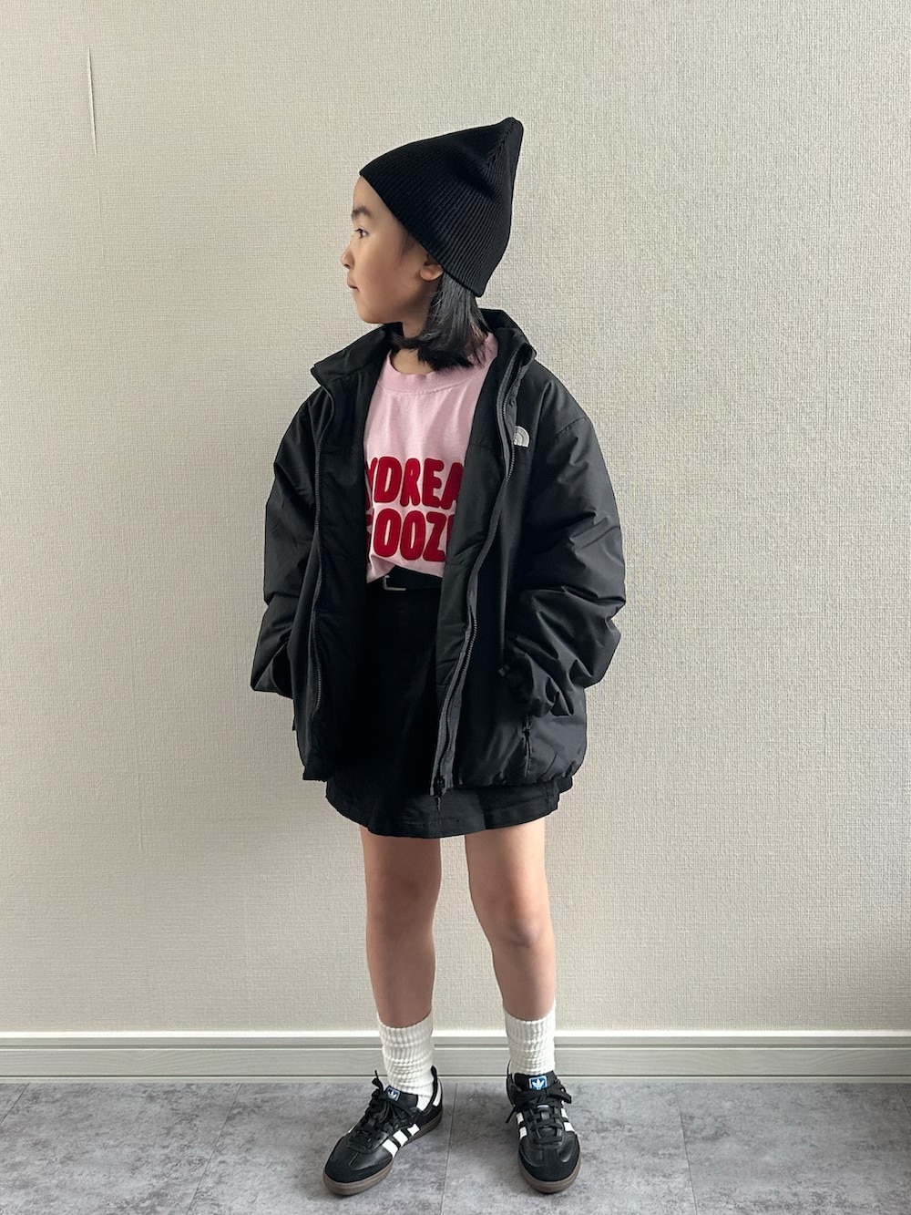 ブラック系のブルゾン、ブラック系のスカート、ピンク系のTシャツ/カットソーを着用したキッズの春コーディネートの5枚目の写真