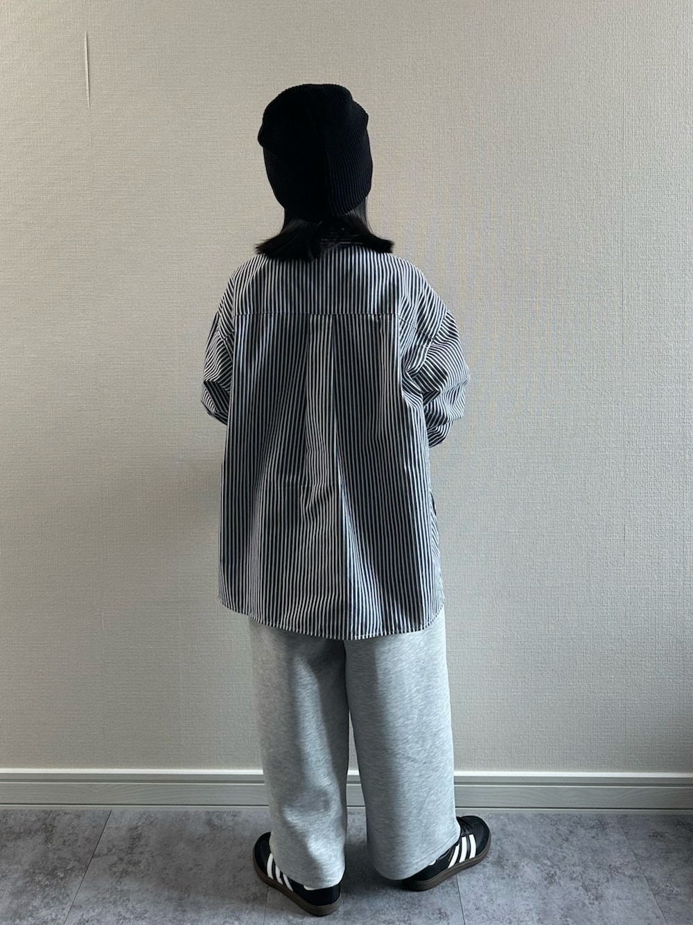 グレー系のスウェットパンツ、ブラック系のシャツ/ブラウス、ブラック系のスニーカーを着用したキッズの春コーディネートの3枚目の写真