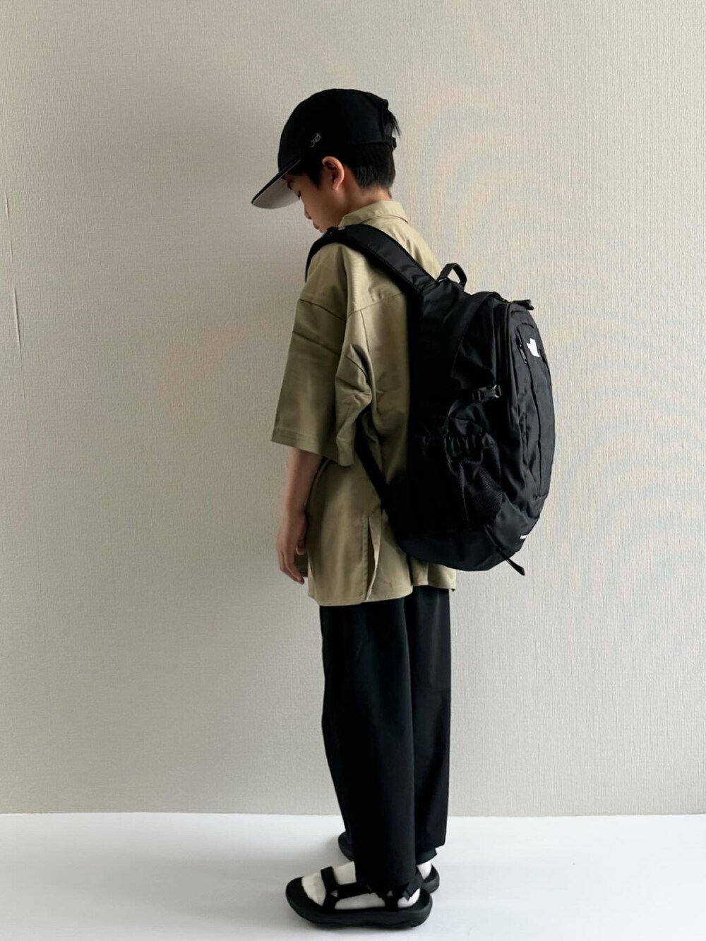 「レイヤードスタイル、お出かけコーデ、休日スタイル、カジュアルコーデ、ストリート、キャップ、シャツスタイル、リュック、スポーツサンダル、サンダル、古着MIX、プチプラ」|「LOWRYS FARMのDICKIESシャツ 994129(シャツ/ブラウス、ベージュ系)」を使った、y___aさん(キッズ・135cm)の春コーディネートの3枚目の写真