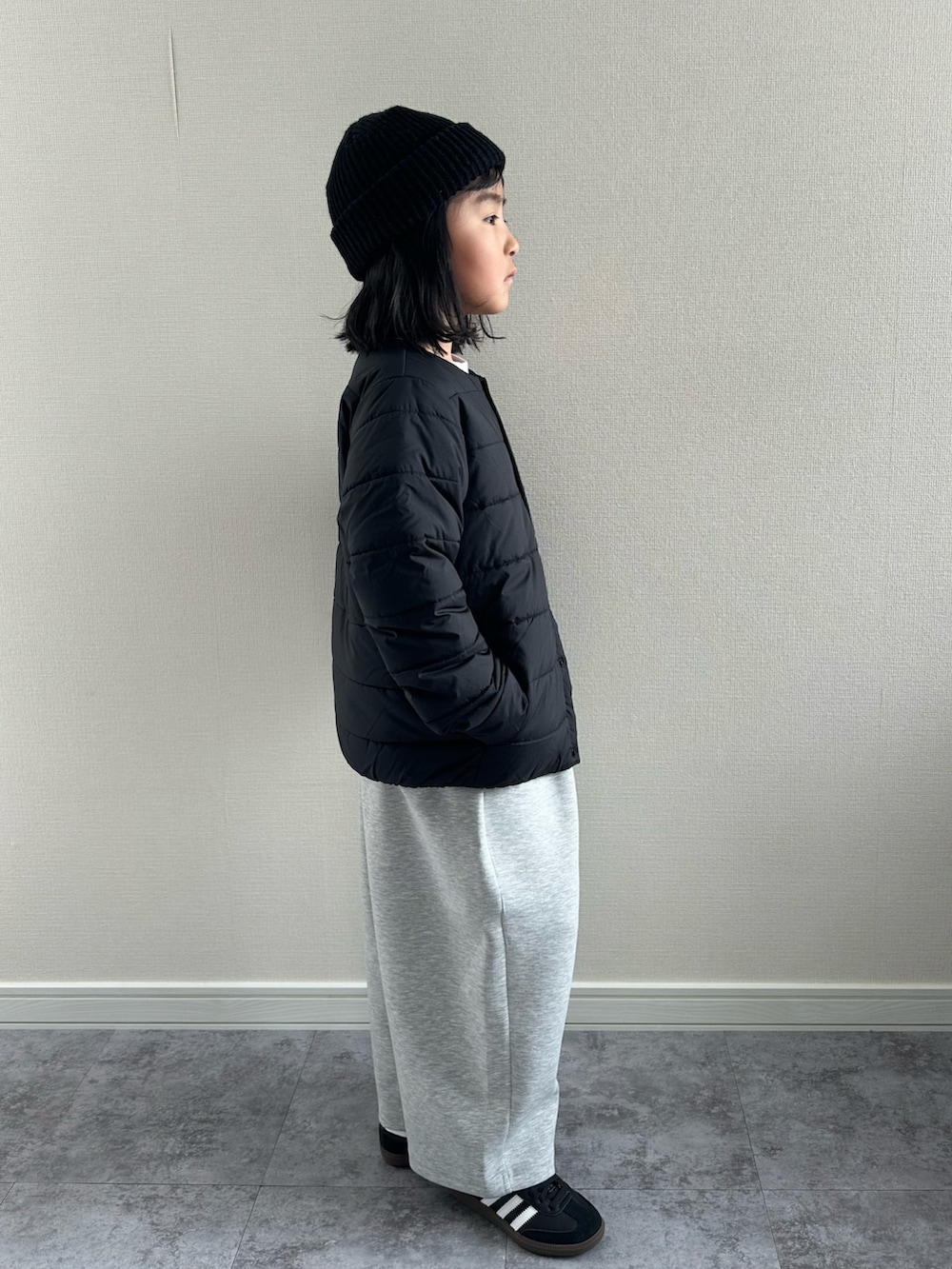 ブラック系のスニーカー、ホワイト系のTシャツ/カットソー、グレー系のスウェットパンツを着用したキッズの冬コーディネートの4枚目の写真