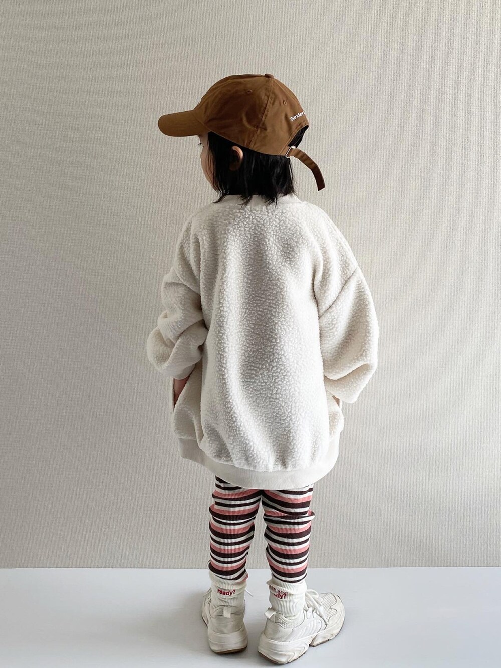 「ローリーズファーム(LOWRYS FARM)、ローリーズファームキッズ、lowrysfarmkids、韓国子供服、キャップ、レギンス、ボア、ボーダー、スニーカー、白スニーカー、秋コーデ、秋冬コーデ、休日スタイル、ワントーンコーデ、カジュアルコーデ」｜「韓国子供服のアイテム（キャップ、ブラウン系）」を使った、y___aさん（キッズ・100cm）の秋コーディネートの3枚目の写真