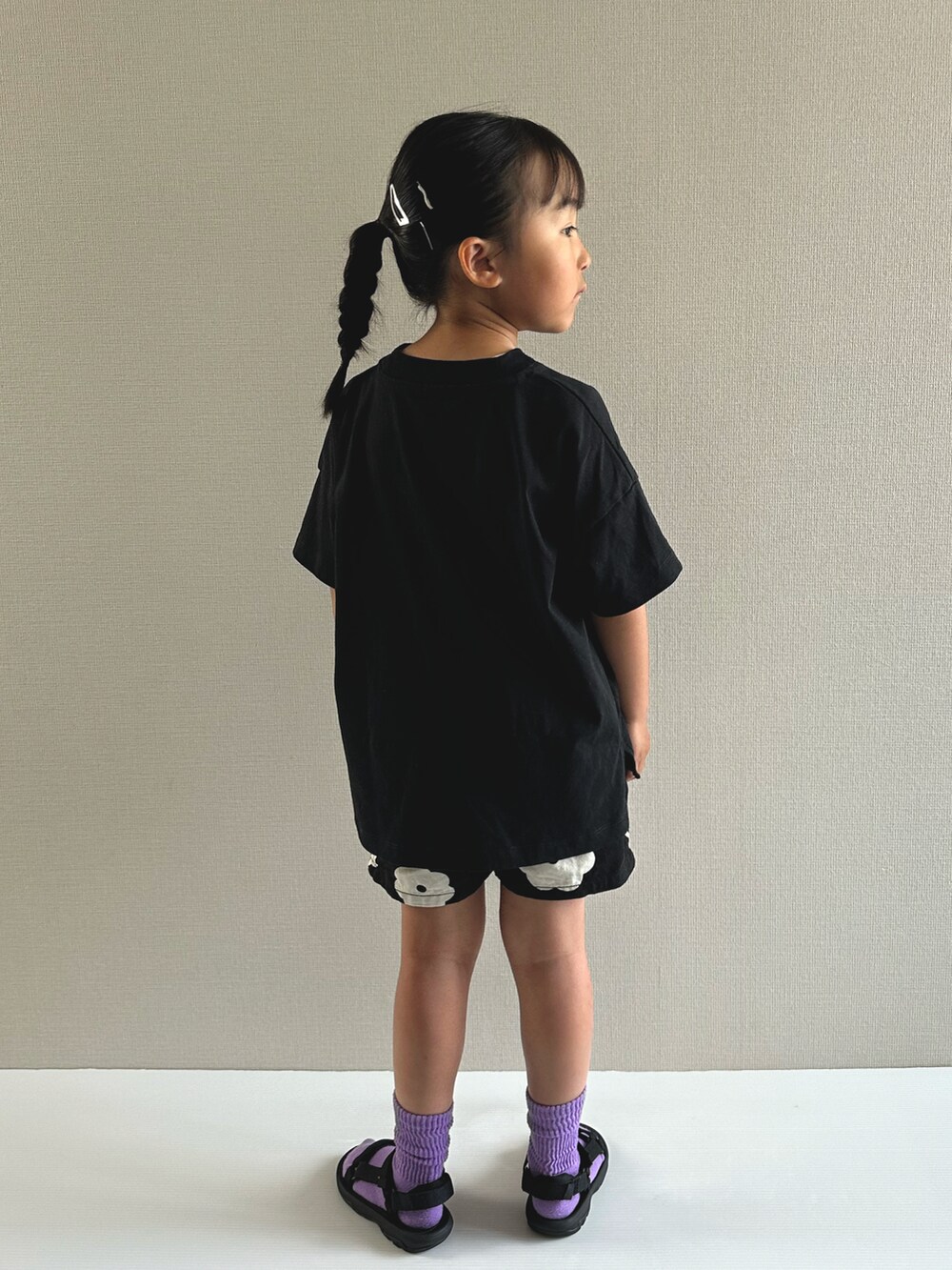 ブラック系のその他パンツ、ブラック系のTシャツ/カットソー、ブラック系のサンダルを着用したキッズの夏コーディネートの5枚目の写真