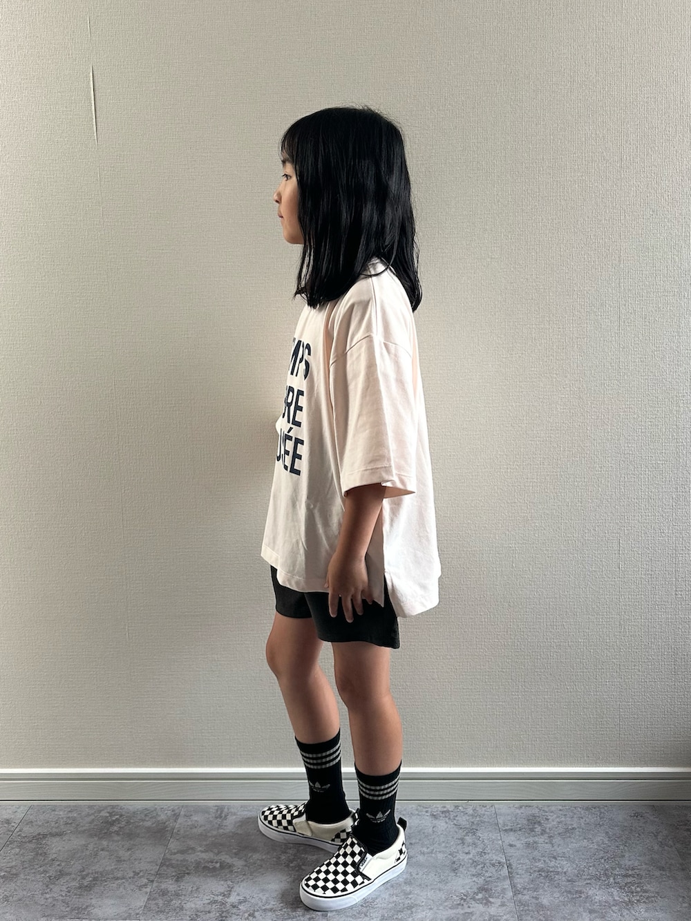 ピンク系のTシャツ/カットソー、グレー系のその他パンツ、ブラック系のスニーカーを着用したキッズの夏コーディネートの2枚目の写真