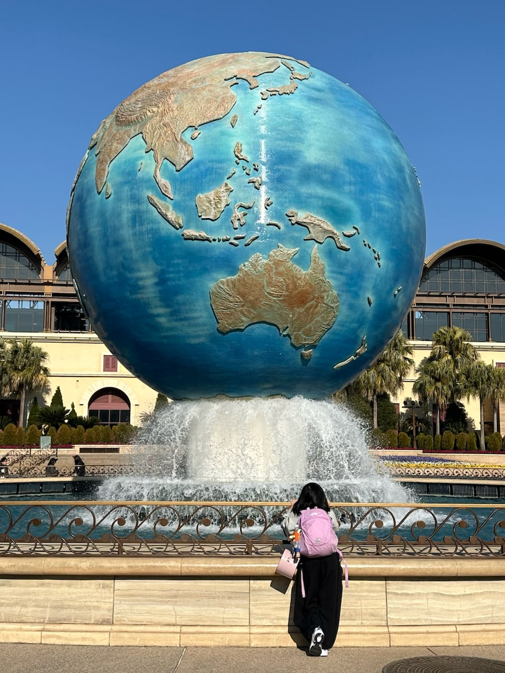 グレー系のスウェット、ブラック系のその他パンツ、ホワイト系のスニーカーを着用したキッズの冬コーディネートの5枚目の写真