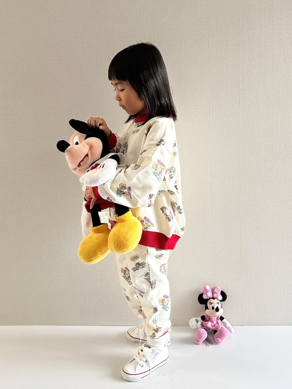 ホワイト系のスニーカー、その他のルームウェア/パジャマ、ホワイト系のソックス/靴下を着用したキッズの秋コーディネートの4枚目の写真