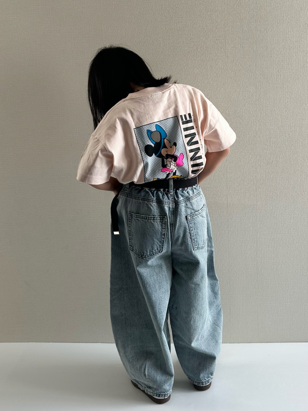 ピンク系のTシャツ/カットソー、ブルー系のデニムパンツ、ホワイト系のスニーカーを着用したキッズの春コーディネートの3枚目の写真