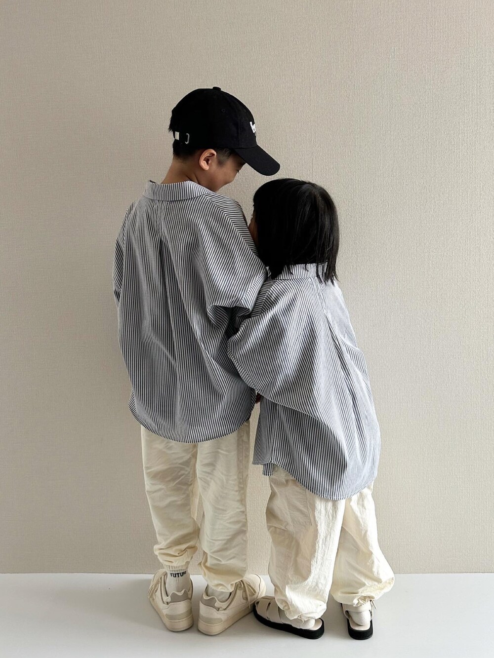 グレー系のTシャツ/カットソー、グレー系のTシャツ/カットソー、ブラック系のシャツ/ブラウスを着用したキッズの春コーディネートの4枚目の写真
