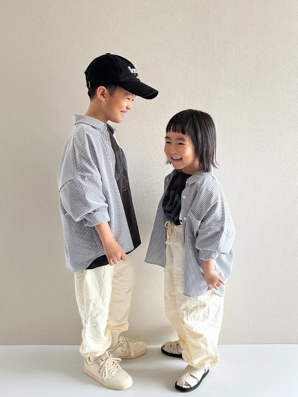 グレー系のTシャツ/カットソー、グレー系のTシャツ/カットソー、ブラック系のシャツ/ブラウスを着用したキッズの春コーディネートの2枚目の写真