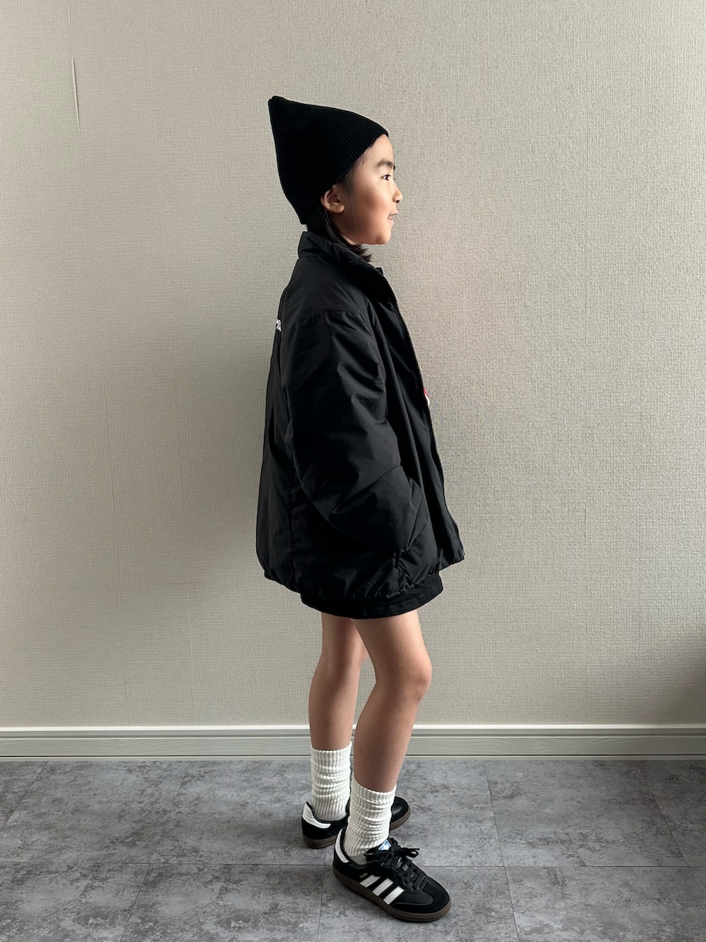 ブラック系のブルゾン、ブラック系のスカート、ピンク系のTシャツ/カットソーを着用したキッズの春コーディネートの4枚目の写真