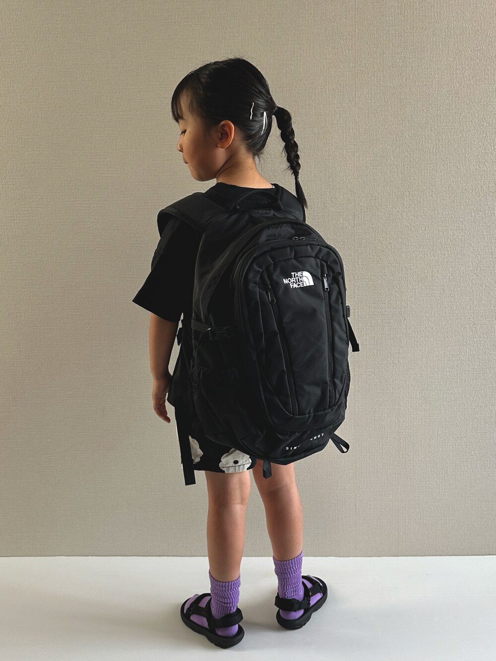 ブラック系のその他パンツ、ブラック系のTシャツ/カットソー、ブラック系のサンダルを着用したキッズの夏コーディネートの2枚目の写真