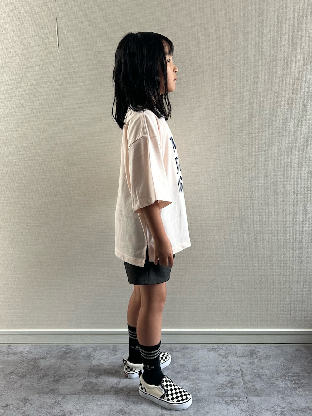 ピンク系のTシャツ/カットソー、グレー系のその他パンツ、ブラック系のスニーカーを着用したキッズの夏コーディネートの4枚目の写真