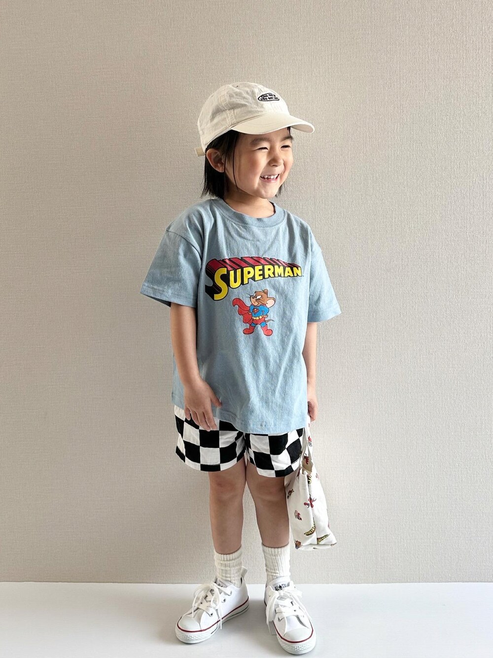 ブルー系のTシャツ/カットソー、その他のトートバッグ、ブルー系のカバーオールを着用したキッズの春コーディネートの2枚目の写真