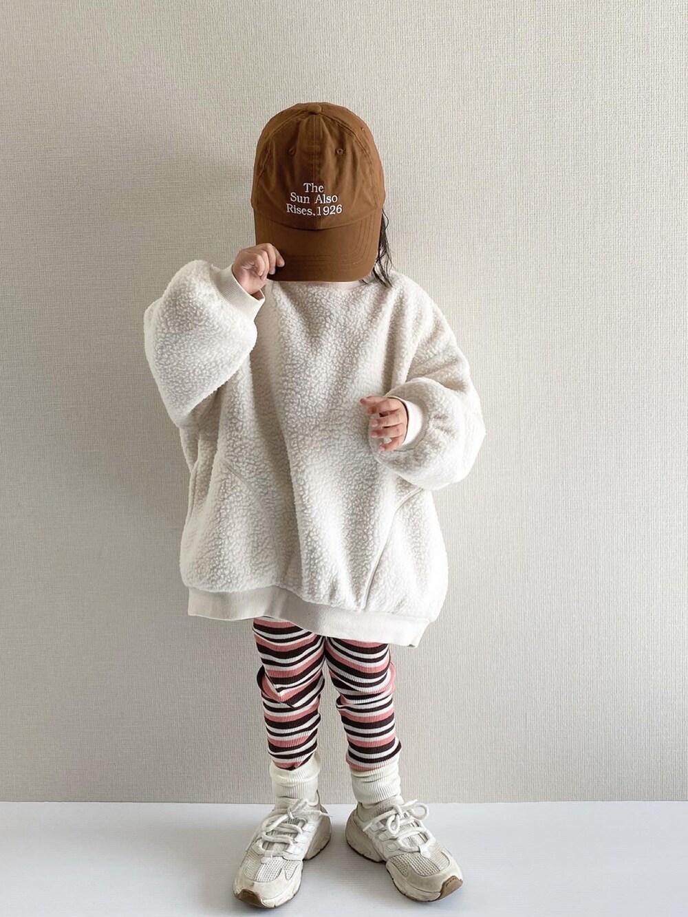 「ローリーズファーム(LOWRYS FARM)、ローリーズファームキッズ、lowrysfarmkids、韓国子供服、キャップ、レギンス、ボア、ボーダー、スニーカー、白スニーカー、秋コーデ、秋冬コーデ、休日スタイル、ワントーンコーデ、カジュアルコーデ」｜「韓国子供服のアイテム（キャップ、ブラウン系）」を使った、y___aさん（キッズ・100cm）の秋コーディネートの4枚目の写真