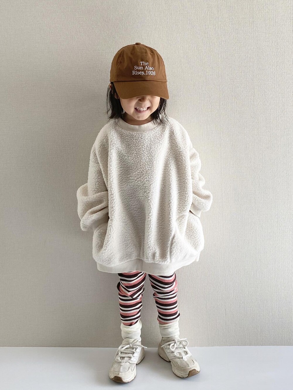 「ローリーズファーム(LOWRYS FARM)、ローリーズファームキッズ、lowrysfarmkids、韓国子供服、キャップ、レギンス、ボア、ボーダー、スニーカー、白スニーカー、秋コーデ、秋冬コーデ、休日スタイル、ワントーンコーデ、カジュアルコーデ」｜「韓国子供服のアイテム（キャップ、ブラウン系）」を使った、y___aさん（キッズ・100cm）の秋コーディネートの2枚目の写真
