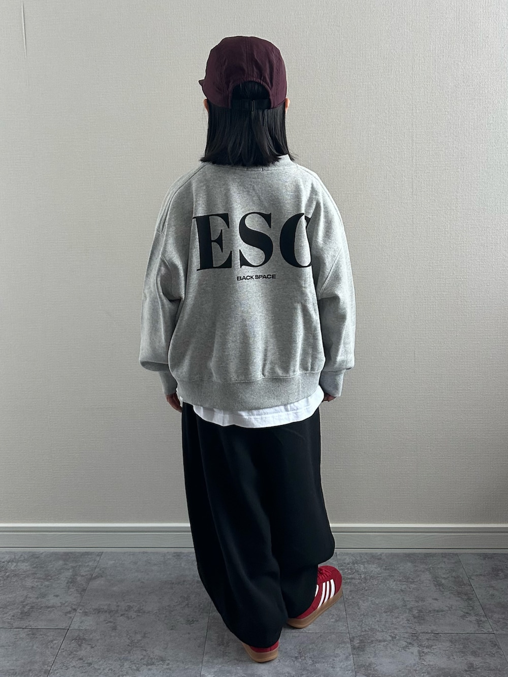 グレー系のスウェット、ブラック系のその他パンツ、ホワイト系のTシャツ/カットソーを着用したキッズの冬コーディネートの3枚目の写真