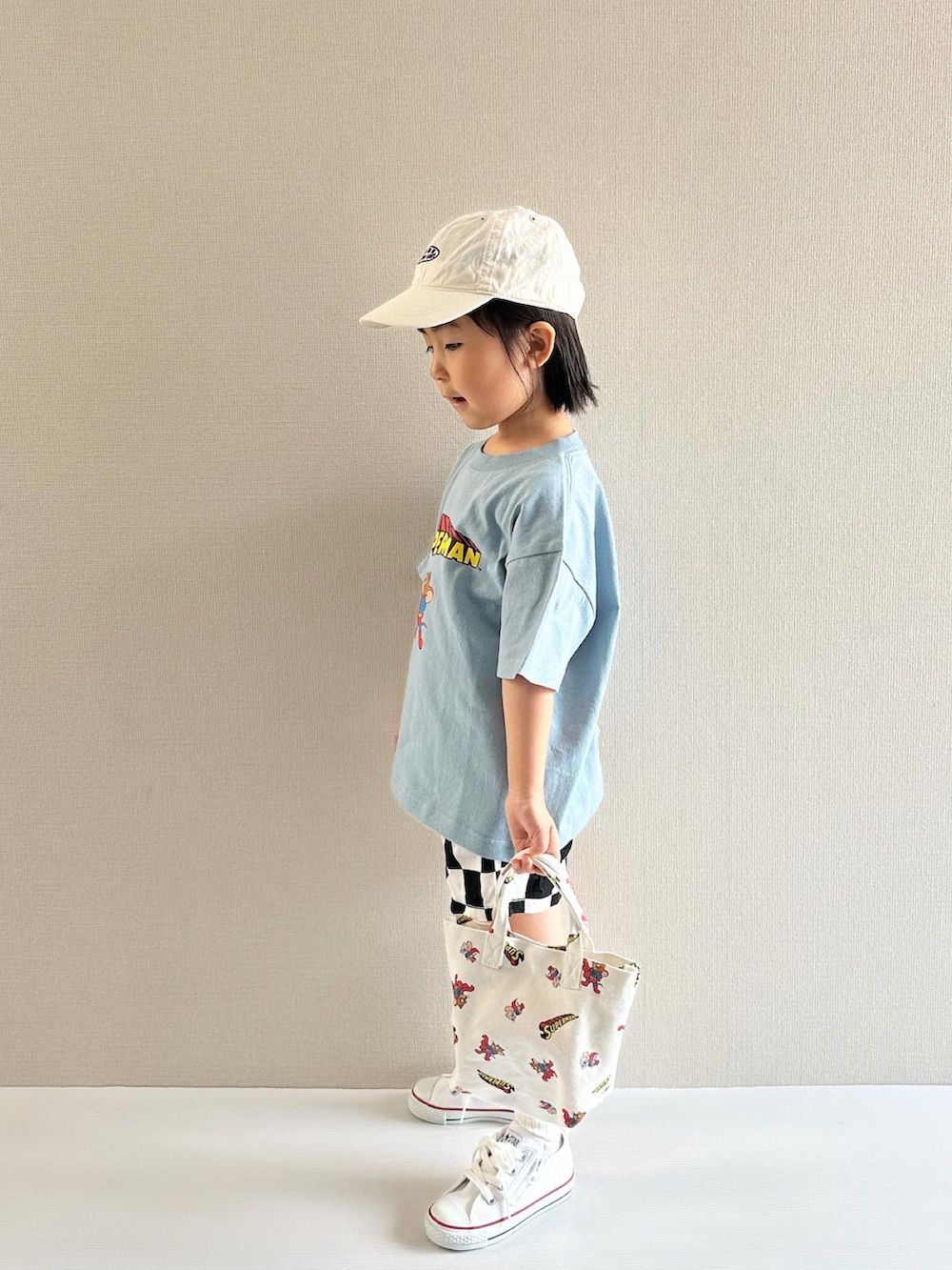 ブルー系のTシャツ/カットソー、その他のトートバッグ、ブルー系のカバーオールを着用したキッズの春コーディネートの3枚目の写真