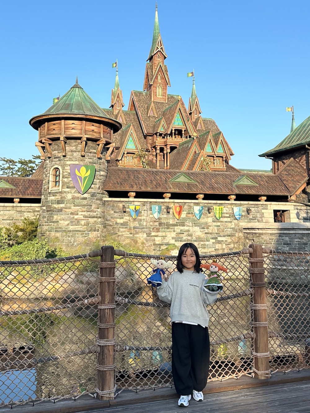 グレー系のスウェット、ブラック系のその他パンツ、ホワイト系のスニーカーを着用したキッズの冬コーディネートの2枚目の写真