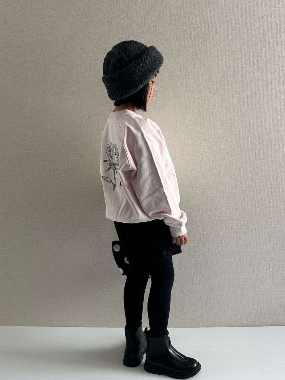 ピンク系のスウェット、ブラック系のその他パンツ、その他のショルダーバッグを着用したキッズの冬コーディネートの4枚目の写真