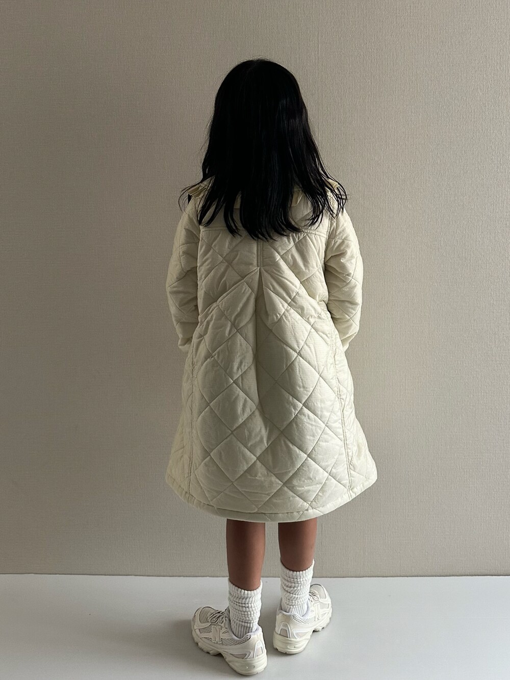 ホワイト系のダウンジャケット/コート、ブルー系のデニムスカート、ピンク系のTシャツ/カットソーを着用したキッズの秋コーディネートの3枚目の写真