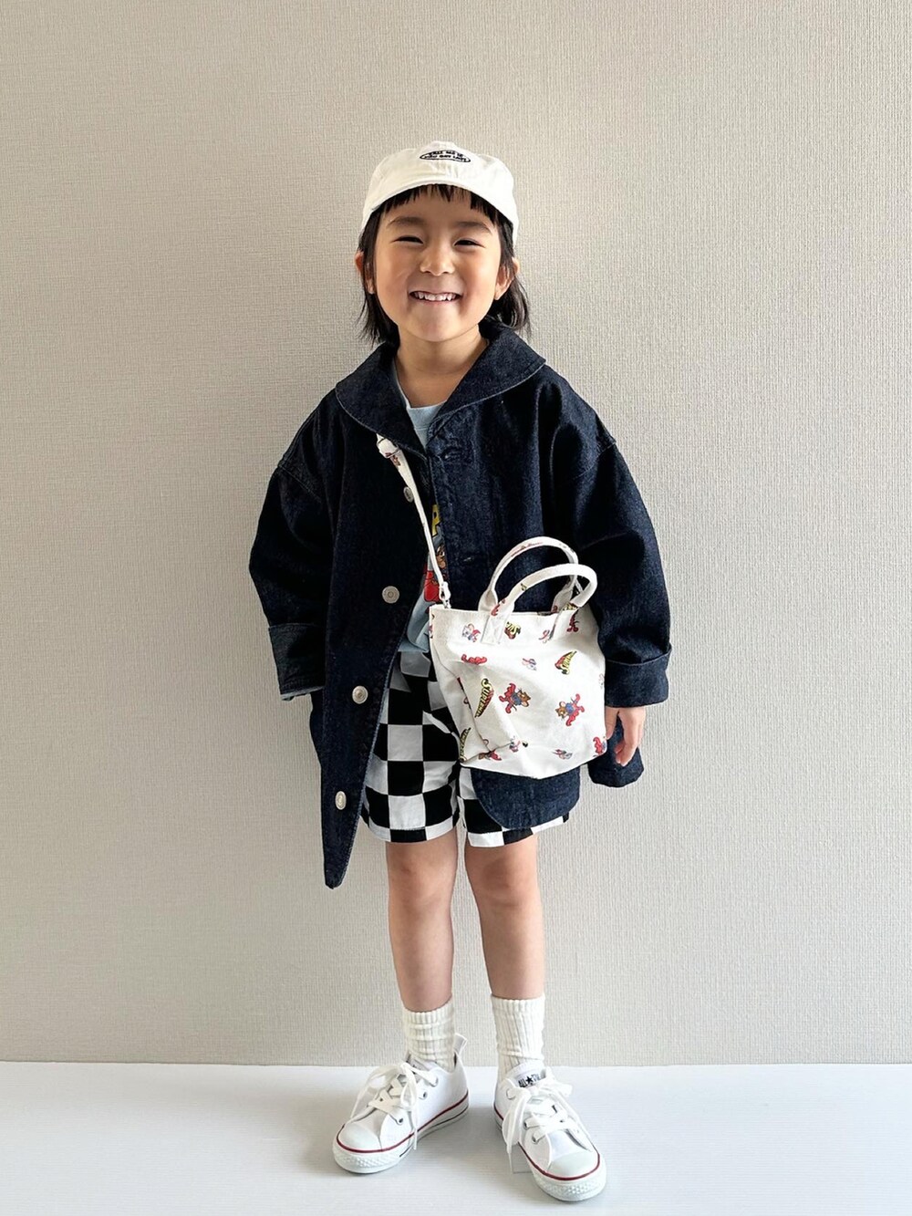 ブルー系のTシャツ/カットソー、その他のトートバッグ、ブルー系のカバーオールを着用したキッズの春コーディネートの5枚目の写真