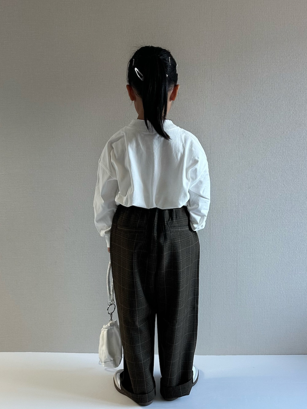 「チェック、秋っぽコーデ更新中、お出かけコーデ、古着MIX、ロンT、ロゴT、ワイドパンツ、巾着バッグ、スニーカー、シンプル、カジュアルコーデ、休日スタイル、ストリート、秋服準備はじめました、ブラウン」｜「LOWRYS FARMのプリントＢＩＧTシャツロングスリーブ　 142528（Tシャツ/カットソー、ホワイト系）」を使った、y___aさん（キッズ・110cm）の秋コーディネートの3枚目の写真