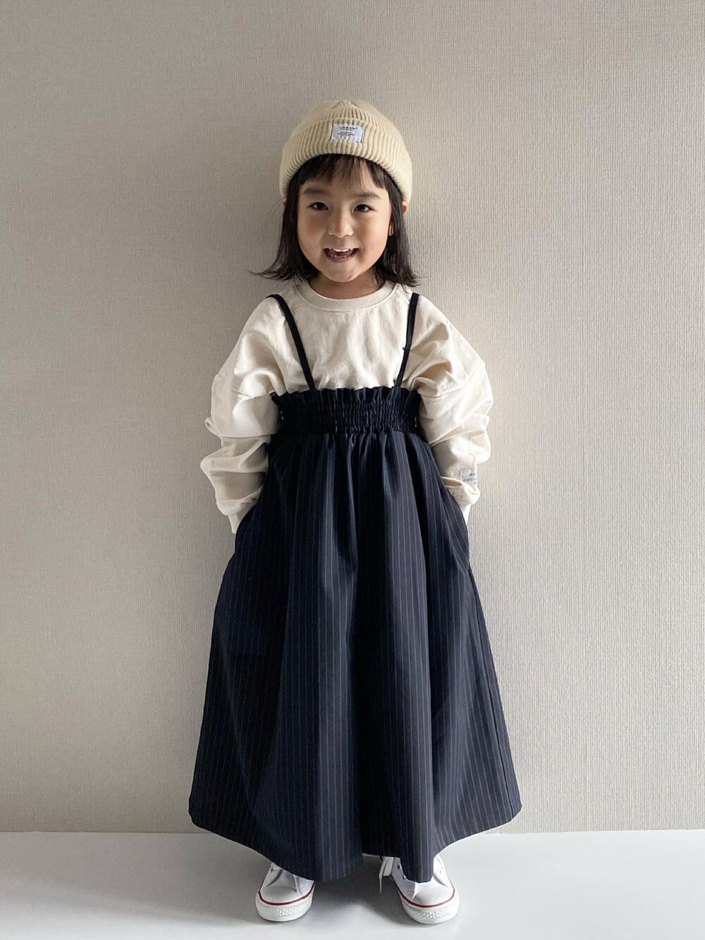 ブルー系のその他パンツ、グリーン系のダウンベスト、ホワイト系のスウェットを着用したキッズの秋コーディネートの2枚目の写真