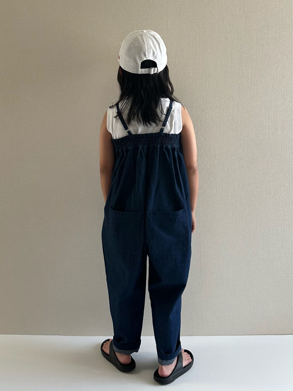 ホワイト系のタンクトップ、ブルー系のTシャツ/カットソー、ブラック系のサンダルを着用したキッズの夏コーディネートの3枚目の写真