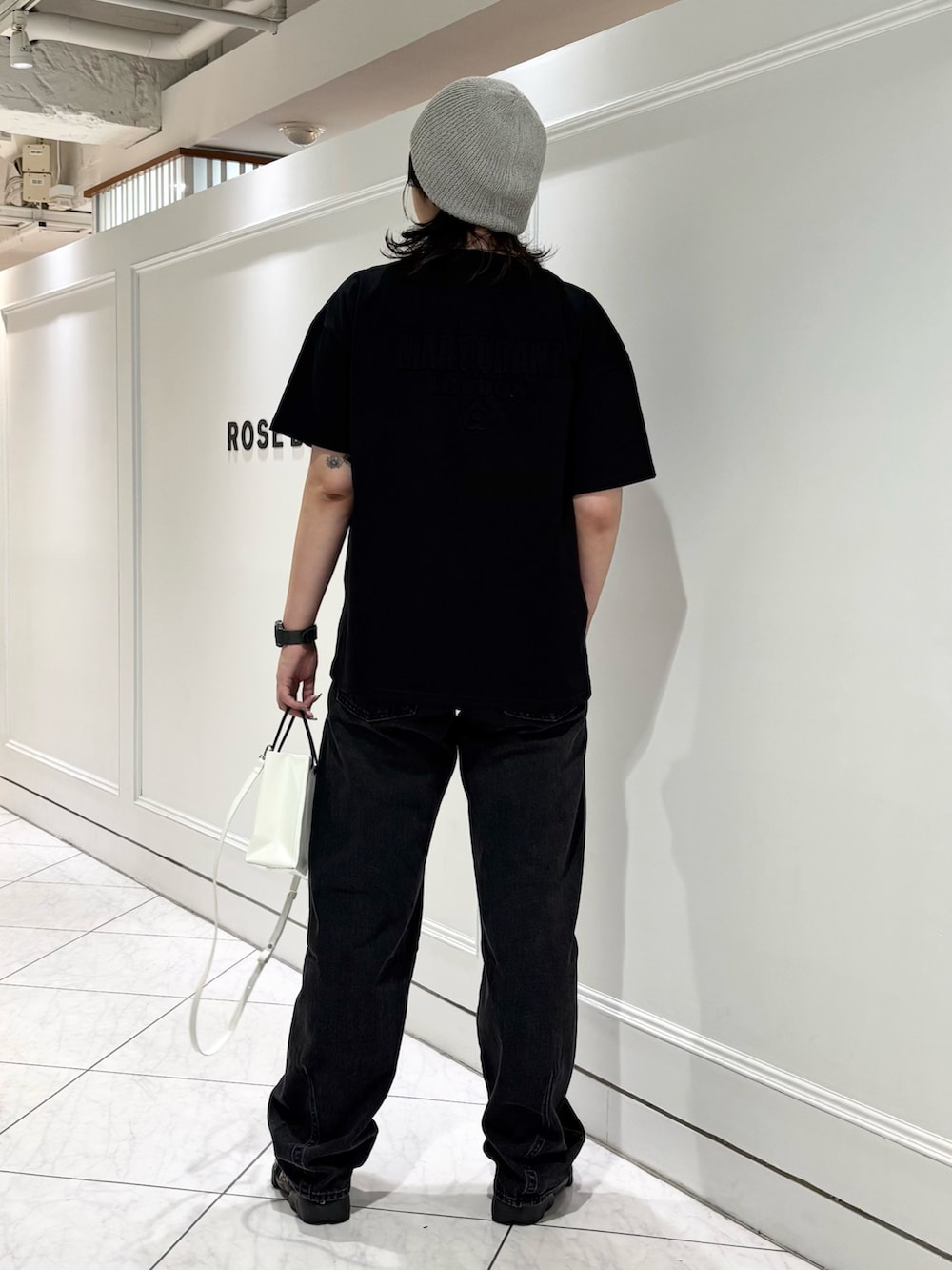 ブラック系のTシャツ/カットソー、ブラック系のデニムパンツ、ブラック系のスニーカーを着用したレディースの夏コーディネートの3枚目の写真