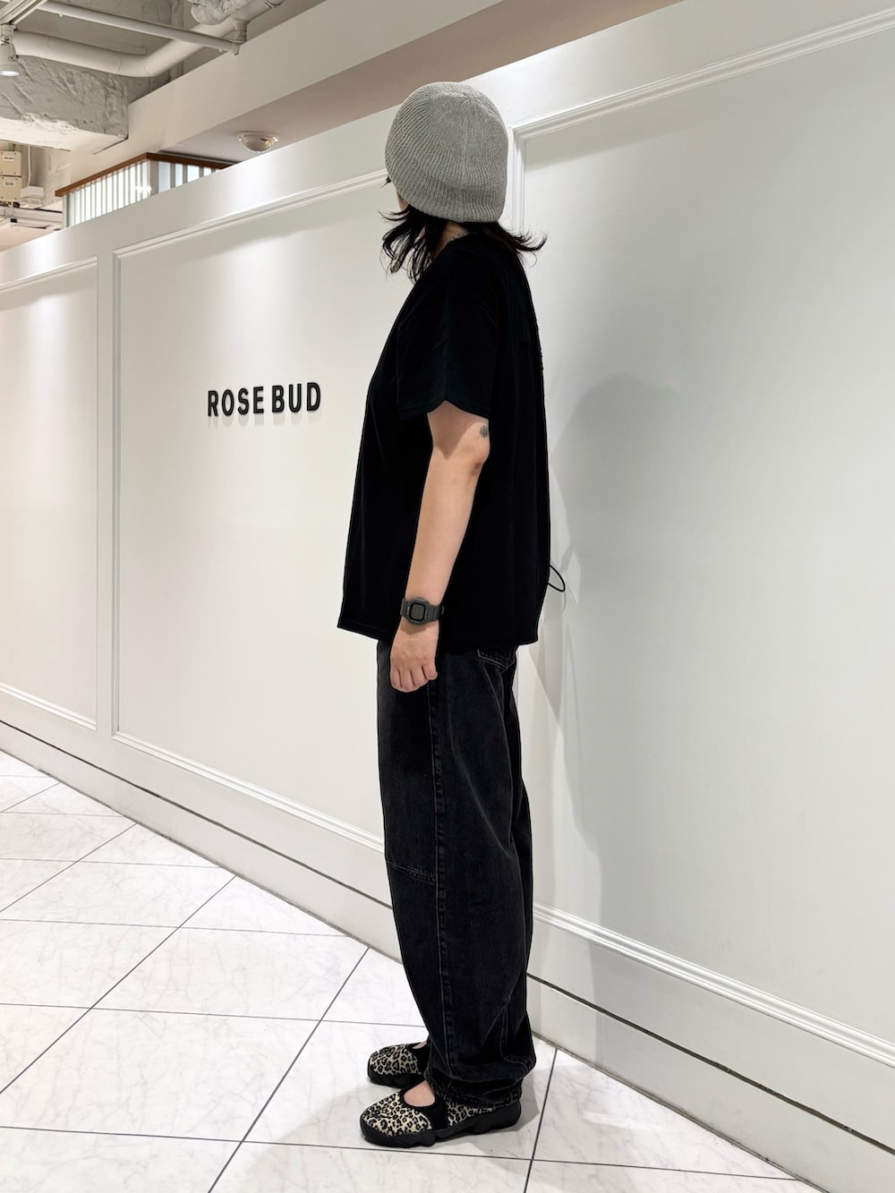 ブラック系のTシャツ/カットソー、ブラック系のデニムパンツ、ブラック系のスニーカーを着用したレディースの夏コーディネートの2枚目の写真