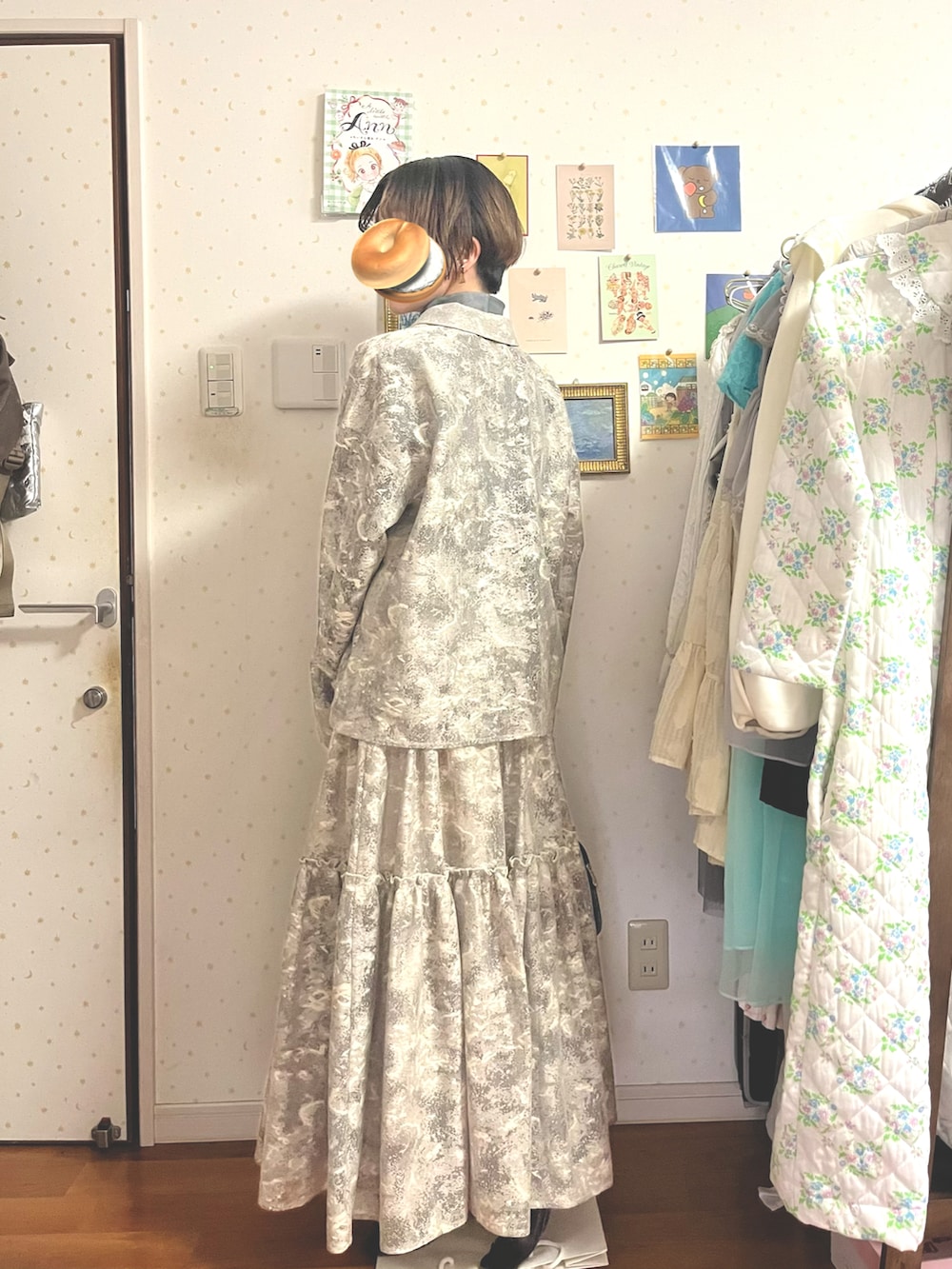 ブルー系のバッグ、ホワイト系のその他トップス、グリーン系のTシャツ/カットソーを着用したレディースの夏コーディネートの5枚目の写真