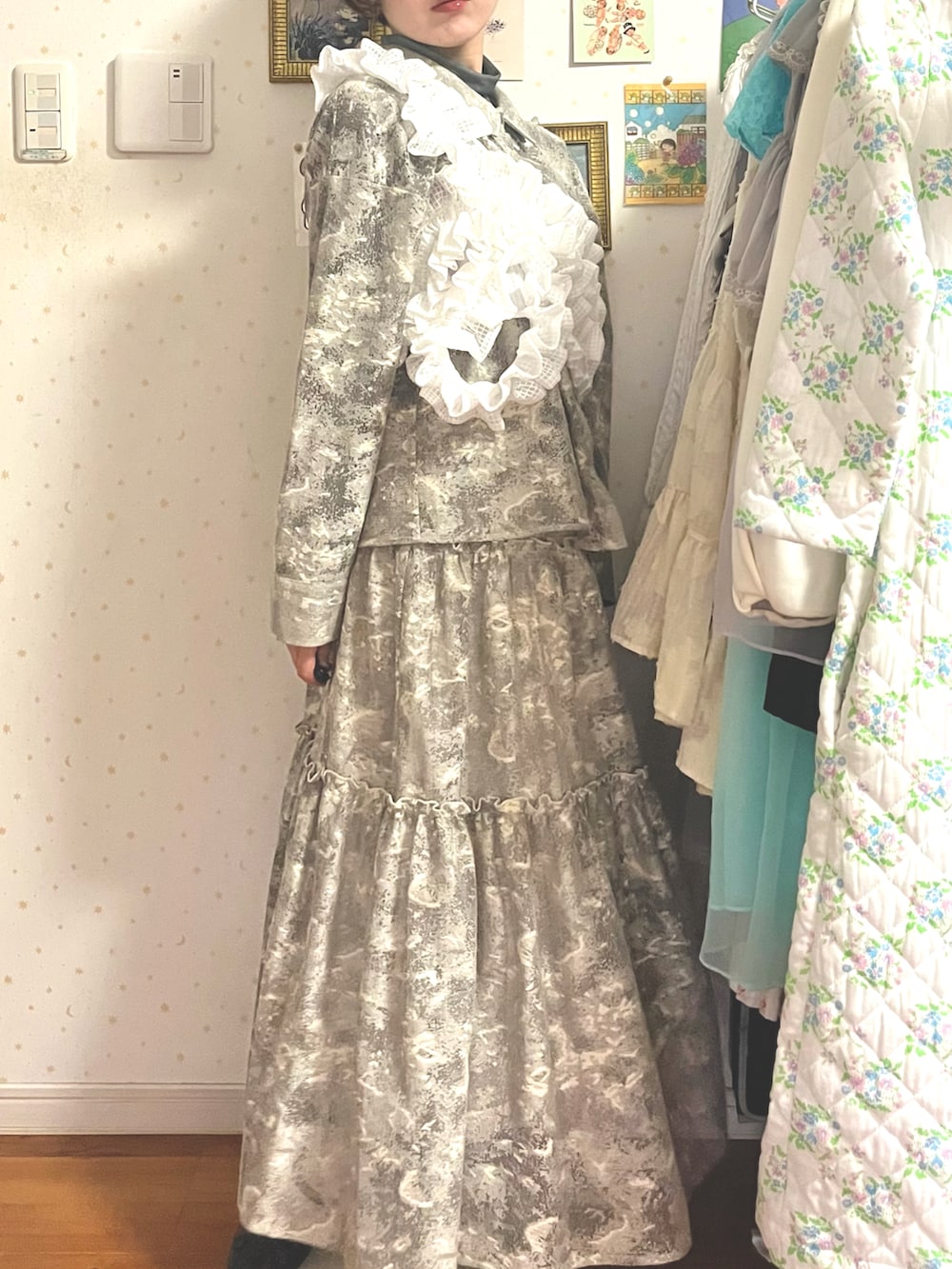 ブルー系のバッグ、ホワイト系のその他トップス、グリーン系のTシャツ/カットソーを着用したレディースの夏コーディネートの3枚目の写真