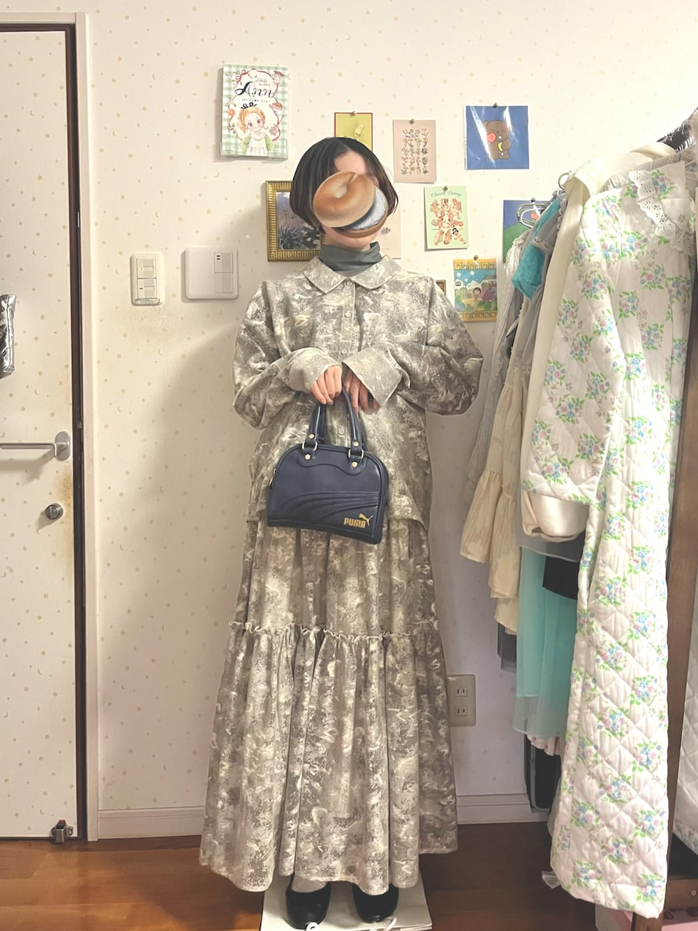 ブルー系のバッグ、ホワイト系のその他トップス、グリーン系のTシャツ/カットソーを着用したレディースの夏コーディネートの4枚目の写真