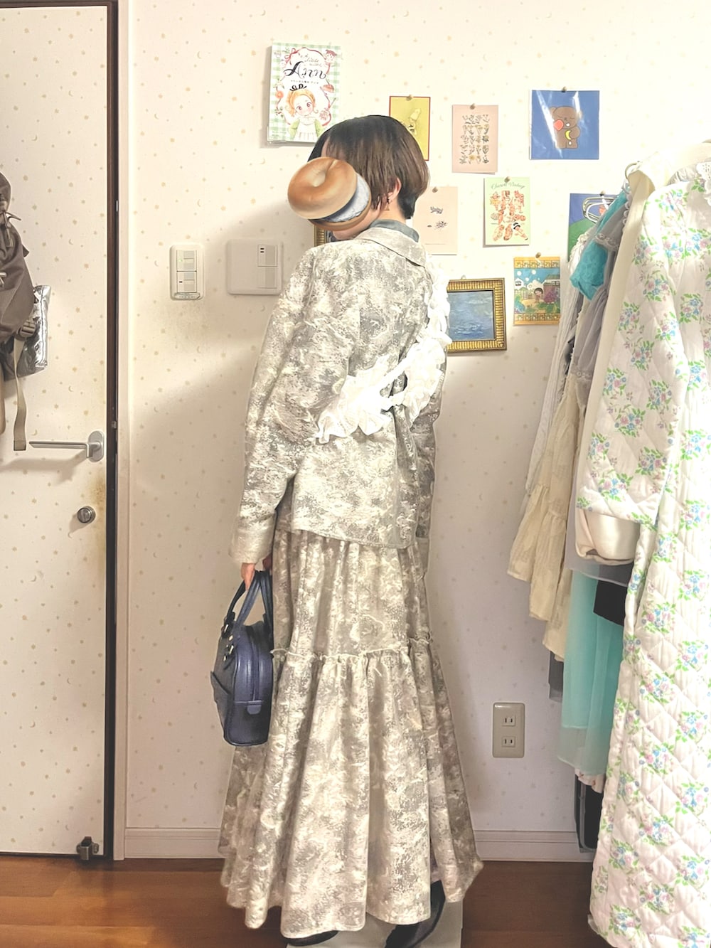 ブルー系のバッグ、ホワイト系のその他トップス、グリーン系のTシャツ/カットソーを着用したレディースの夏コーディネートの2枚目の写真