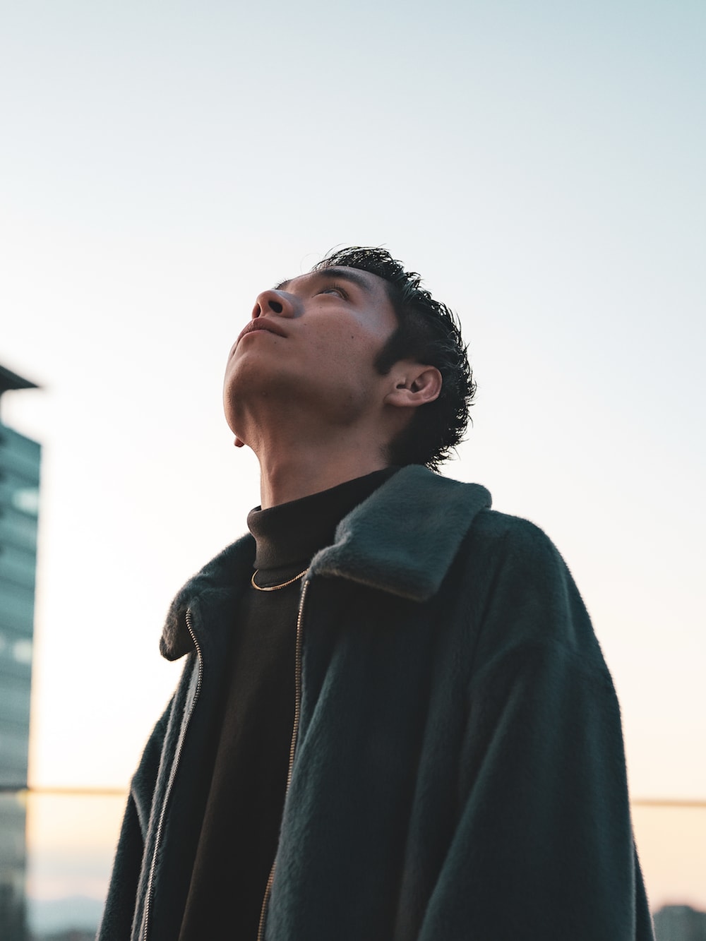 ブラック系のスウェット、ブルー系のブルゾンを着用したメンズの冬コーディネートの2枚目の写真