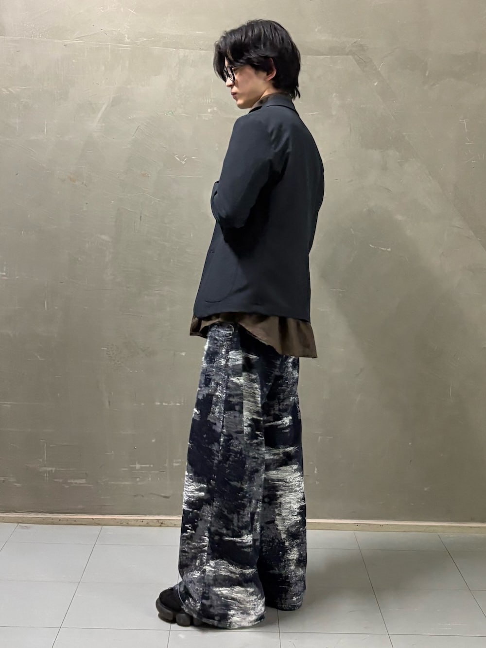 ブラウン系のシャツ/ブラウス、ブルー系のその他アウターを着用したメンズの春コーディネートの3枚目の写真