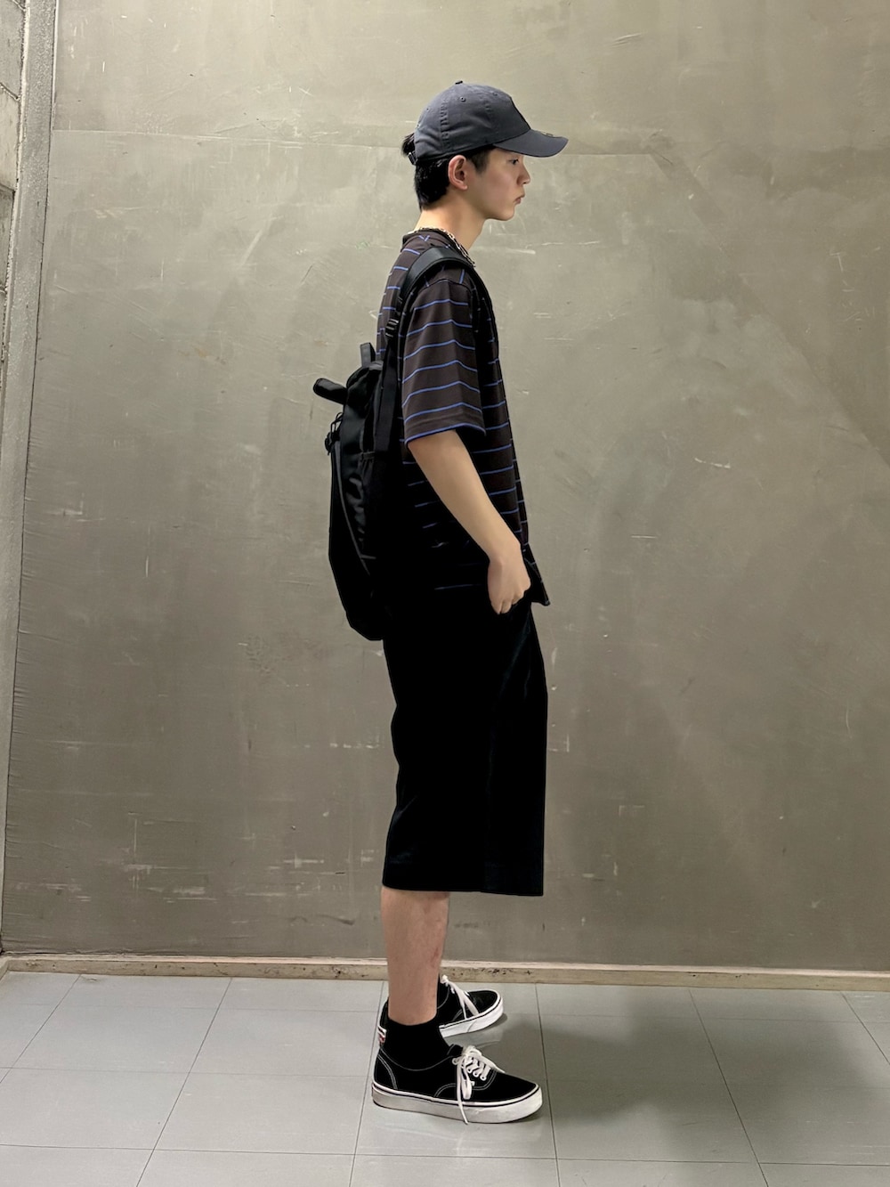 ブラウン系のTシャツ/カットソー、ブラック系のその他パンツ、ブラック系のスニーカーを着用したメンズの夏コーディネートの2枚目の写真