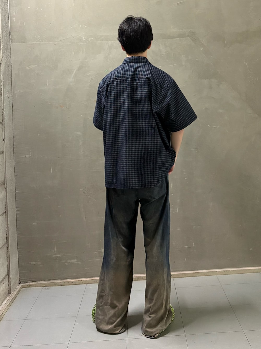 ホワイト系のTシャツ/カットソーを着用したメンズの春コーディネートの4枚目の写真