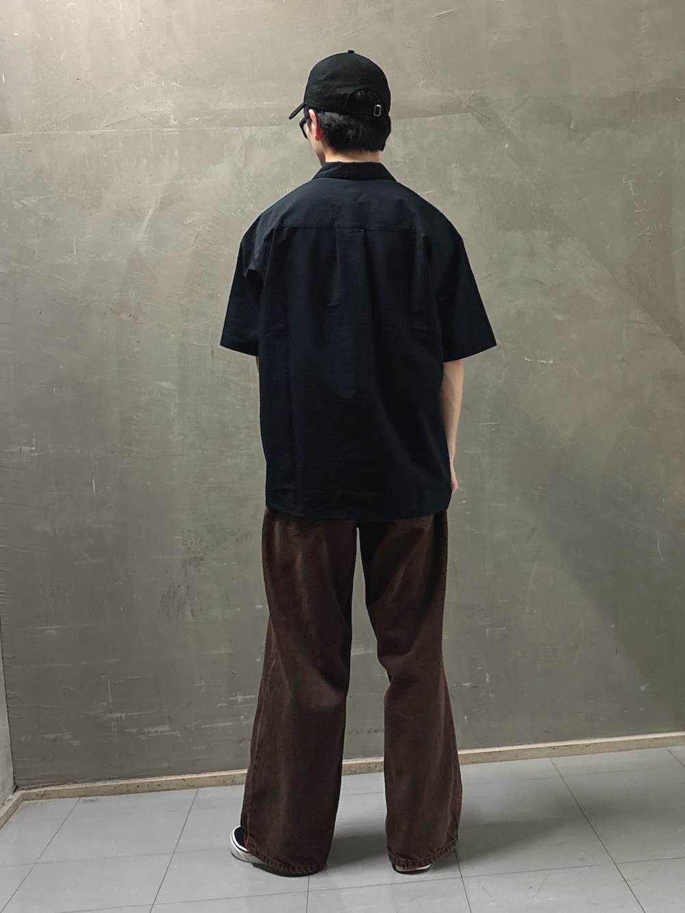 ブラック系のシャツ/ブラウス、ブラック系のスニーカー、グレー系のTシャツ/カットソーを着用したメンズの夏コーディネートの3枚目の写真
